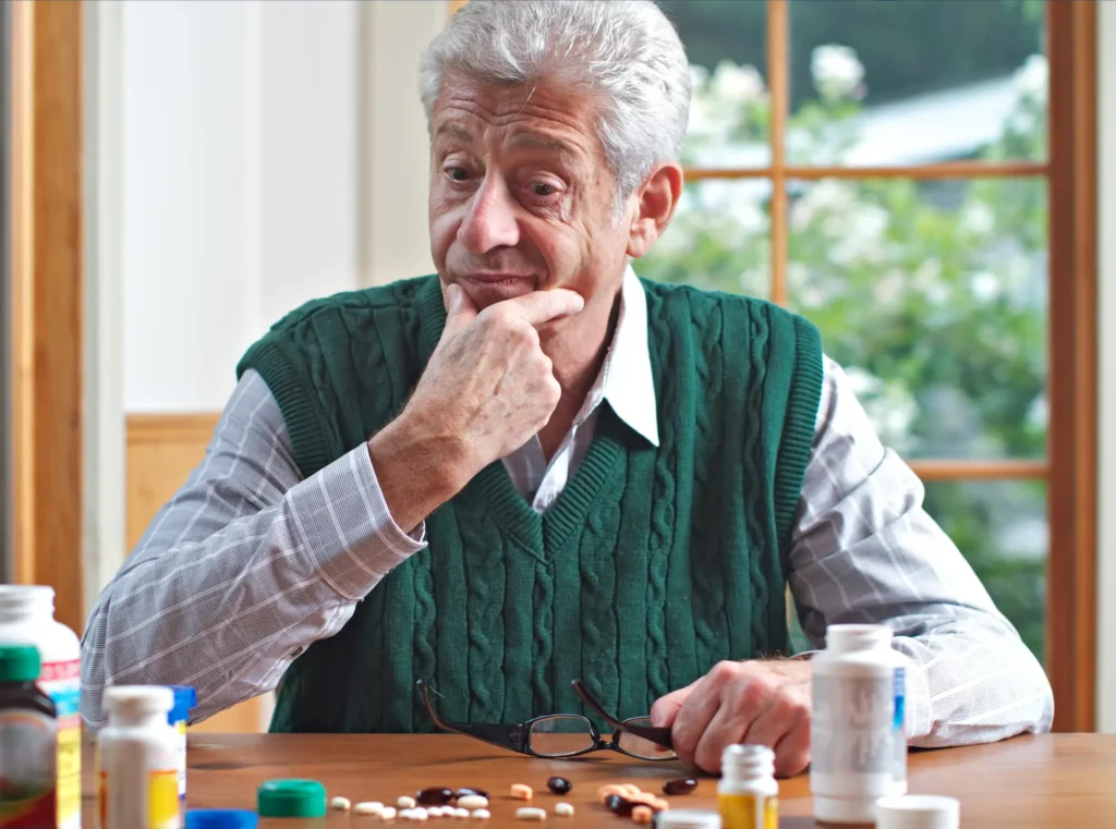 senior man confused about medication_one of the signs that an elderly parent needs help